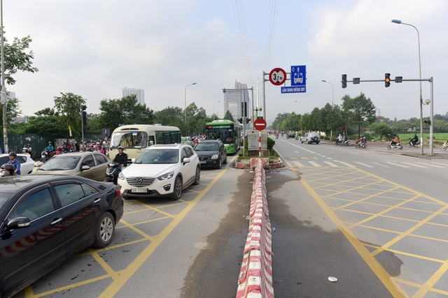 Buýt nhanh BRT ở Hà Nội thành "xe buýt chậm" vì ùn tắc - 1
Thời gian gần đây, tình trạng ùn tắc ở đường Tố Hữu (Hà Nội) đoạn từ Mỗ Lao đến Trung Văn diễn ra thường xuyên. Xe buýt nhanh BRT hướng từ Yên Nghĩa về Kim Mã liên tục phải đi với tốc dộ rùa bò.