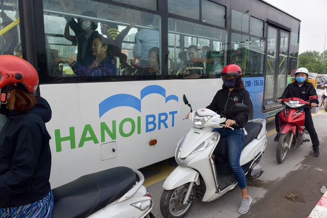Buýt nhanh BRT ở Hà Nội thành "xe buýt chậm" vì ùn tắc - 4 Buýt nhanh BRT ở Hà Nội thành "xe buýt chậm" vì ùn tắc - 4