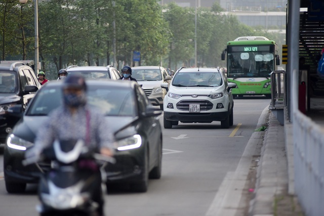 Buýt nhanh BRT ở Hà Nội thành "xe buýt chậm" vì ùn tắc - 13 Buýt nhanh BRT ở Hà Nội thành "xe buýt chậm" vì ùn tắc - 13