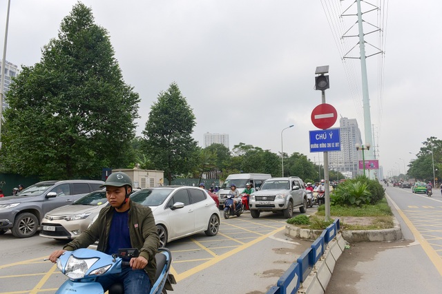 Buýt nhanh BRT ở Hà Nội thành "xe buýt chậm" vì ùn tắc - 7
Những tấm biển chú ý đường dành cho xe BRT trở nên vô dụng vào các giờ cao điểm, cơ quan chức năng có xử lý cũng không xuể.