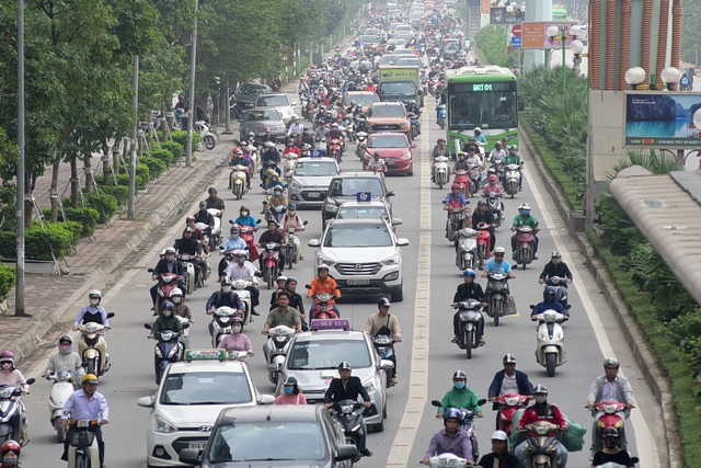 Buýt nhanh BRT ở Hà Nội thành "xe buýt chậm" vì ùn tắc - 11
Khung cảnh thường thấy trên đường Tố Hữu trong thời gian gần đây.