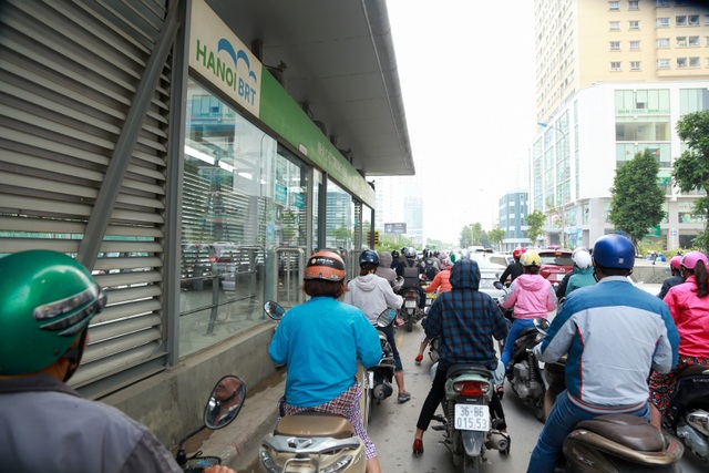Buýt nhanh BRT ở Hà Nội thành "xe buýt chậm" vì ùn tắc - 8 Buýt nhanh BRT ở Hà Nội thành "xe buýt chậm" vì ùn tắc - 8