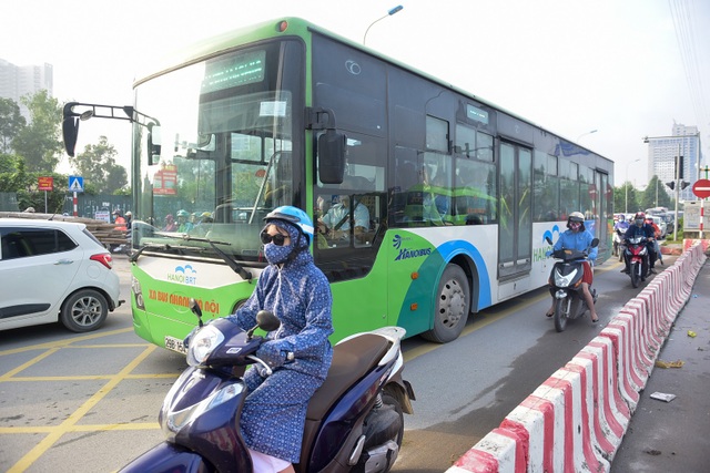 Buýt nhanh BRT ở Hà Nội thành "xe buýt chậm" vì ùn tắc - 5
Một số xe máy luồn lách, tạt đầu xe buýt nhanh ngay trên đường ưu tiên BRT.