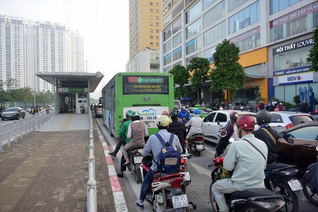 Buýt nhanh BRT ở Hà Nội thành "xe buýt chậm" vì ùn tắc - 6
Khi giao thông quá tải thì buýt nhanh vốn được ưu tiên cũng trở thành buýt chậm.