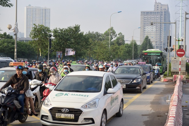 Buýt nhanh BRT ở Hà Nội thành "xe buýt chậm" vì ùn tắc - 10
Cảnh tượng làn xe ưu tiên cho xe buýt nhanh BRT thành đường hỗn hợp cho các phương tiện di chuyển.