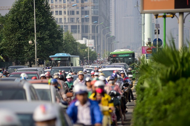 Buýt nhanh BRT ở Hà Nội thành "xe buýt chậm" vì ùn tắc - 2
Nguyên nhân chính do xe máy và ô tô tràn cả vào làn đường dành riêng cho buýt nhanh BRT khiến phương tiện này không thể đi nhanh.