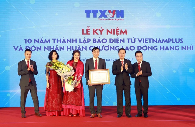 Tròn 10 năm thành lập VietnamPlus: Báo điện tử đầu tiên thu phí người đọc - 2 Báo điện tử VietnamPlus đón nhận đón nhận Huân chương lao động hạng Nhì.