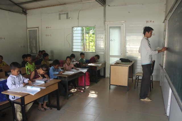 Nhọc nhằn giáo viên nơi ngôi trường bị “xóa sổ” sau lũ - 5 Vào những ngày nắng nóng, không khí trong phòng ngột ngạt, nóng bức.