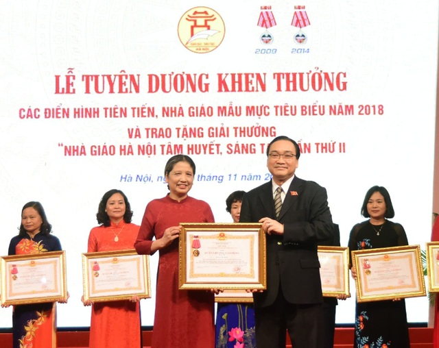 Hà Nội: Tuyên dương điển hình tiên tiến, nhà giáo tiêu biểu năm 2018 - 1 Bí thư Thành ủy Hà Nội Hoàng Trung Hải trao phần thưởng tại buổi lễ. (Ảnh: Th. Nguyễn).