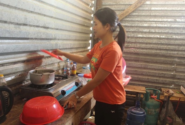 Nhọc nhằn giáo viên nơi ngôi trường bị “xóa sổ” sau lũ - 6
Điều kiện sinh hoạt chật chội, thiếu thốn của giáo viên nhà trường.
