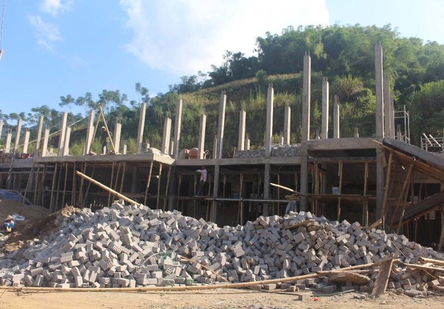 Nhọc nhằn giáo viên nơi ngôi trường bị “xóa sổ” sau lũ - 8 Ngôi trường mới đang được gấp rút xây dựng.