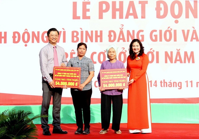 Việt Nam có tỷ lệ nữ chủ doanh nghiệp cao nhất Đông Nam Á - 3 Ban tổ chức đã trao 2 căn nhà tình nghĩa cho người có công với cách mạng có chủ hộ là nữ.