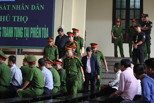 Cựu Trung tướng Phan Văn Vĩnh phải rời phòng xét xử vì "tăng huyết áp" - 2 Bị cáo Phan Văn Vĩnh (áo khoác tối màu phía trên bên trái) và bị cáo Nguyễn Thanh Hóa vào phòng xét xử sáng nay (14/11).