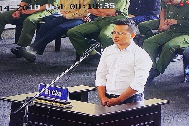 Cựu Trung tướng Phan Văn Vĩnh phải rời phòng xét xử vì "tăng huyết áp" - 1 Bị cáo Vũ Văn Dũng.