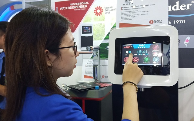 Ngành công nghiệp Việt Nam hướng đến tương lai bền vững cùng Taiwan Excellence - 4 Bình nước nóng lạnh màn hình cảm ứng Buder