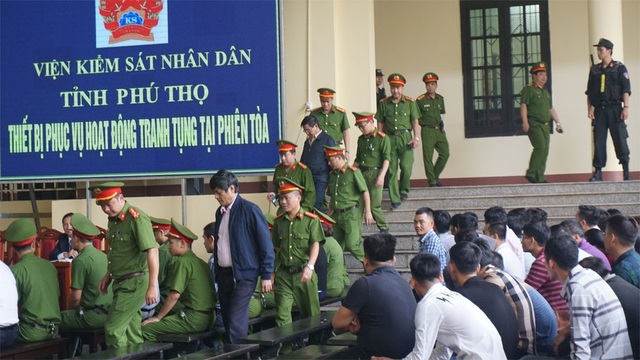 Bị cáo Nguyễn Thanh Hóa và Phan Văn Vĩnh vào phòng xử án chiều nay.