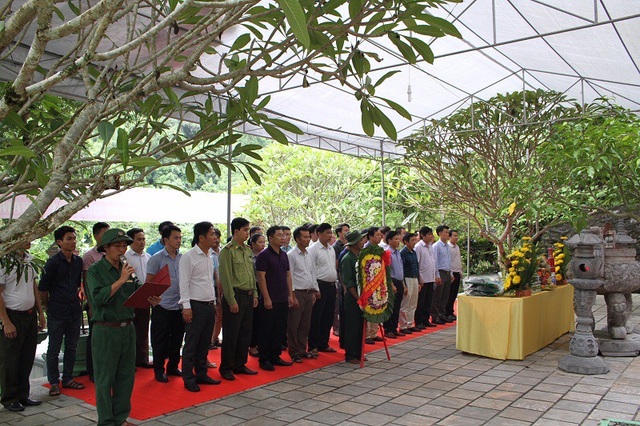 Truy niệm các anh hùng liệt sĩ tại Di tích lịch sử hang 8 Cô - 1 Ban Quản lý VQG Phong Nha - Kẻ Bàng dâng hương tại nhân dịp 46 năm ngày hy sinh của các Anh hùng liệt sĩ tại hang 8 Cô, Đường 20 - Quyết Thắng