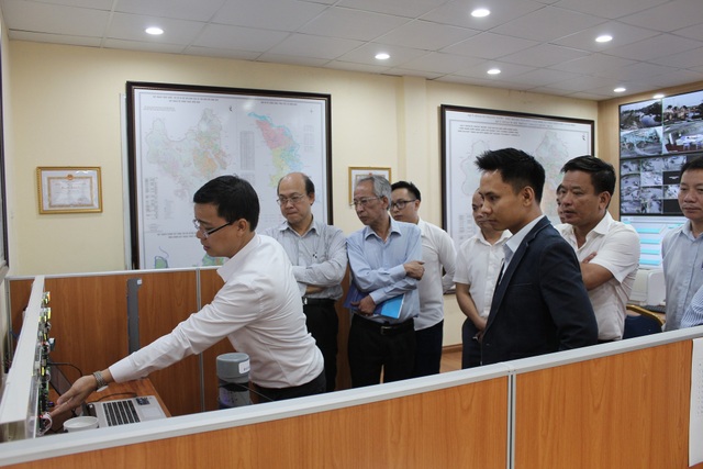 Nhân tài Đất Việt 2018: Bắt đầu khảo sát các sản phẩm lọt Chung khảo - 2 Nhóm tác giả giới thiệu sản phẩm trước Hội đồng chấm thi.