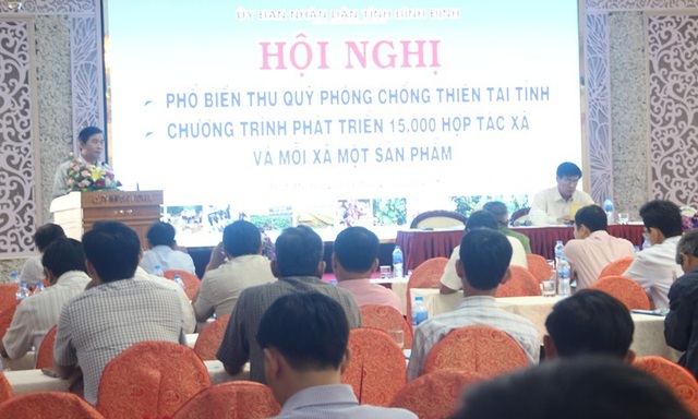 Phó Chủ tịch tỉnh "phê" lãnh đạo huyện bỏ họp giữa chừng, làm đâu hỏng đó - 1 Phó Chủ tịch UBND tỉnh Bình Định Trần Châu phê bình cán bộ đang họp giữa chừng bỏ ra về.