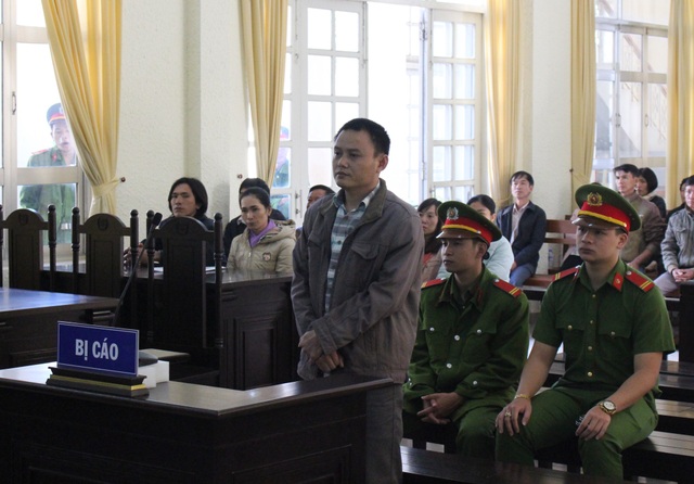 Bóp cổ vợ đến chết rồi đổ rượu độc vào miệng tạo hiện trường giả - 1 Bị cáo Đậu Đức Quyền tại phiên toà
