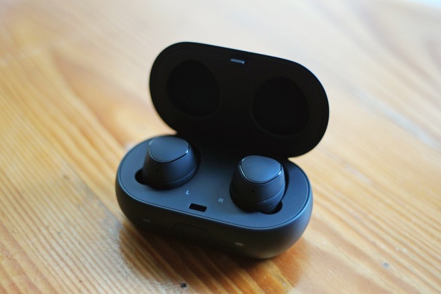 Đi kèm với cặp tai nghe của Gear IconX 2018 là chiếc hộp đựng nhỏ gọn thông minh giúp kết nối với máy tính và có thể biến thành thiết bị sạc nhanh.