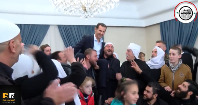 
Người dân kiệu Tổng thống Assad trên vai để ăn mừng. (Ảnh: SN)

