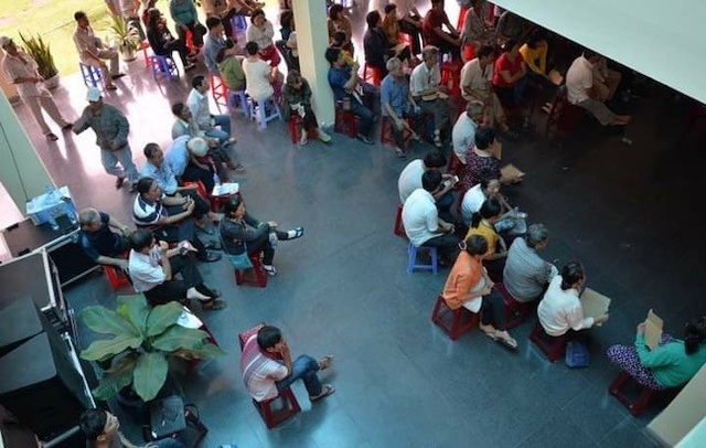 Trưởng ban Tiếp dân Trung ương: Mong bà con Thủ Thiêm tha thứ! - 4 Người dân theo dõi buổi đối thoại qua màn hình tại Trung tâm Bồi dưỡng Chính trị quận 2