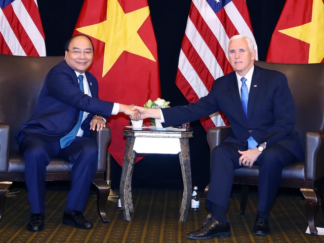 Thủ tướng Nguyễn Xuân Phúc tiếp Phó Tổng thống Mỹ tại Singapore - 1
Thủ tướng Nguyễn Xuân Phúc (trái) gặp Phó Tổng thống Mỹ Mike Pence tại Singapore ngày 14/11. (Ảnh: Thống Nhất - TTXVN)