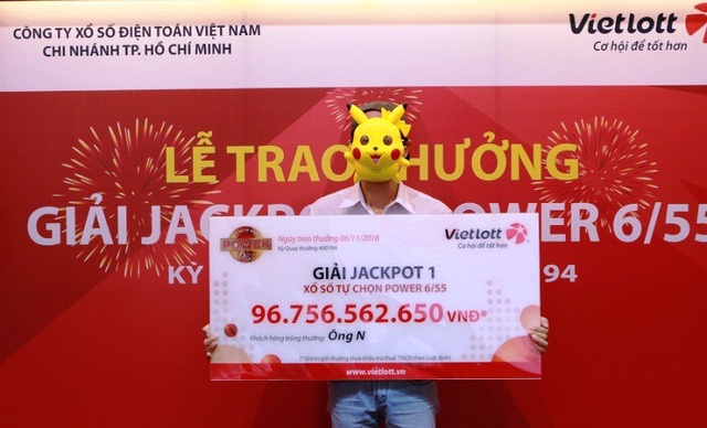 Sau tấm vé số trúng gần 97 tỷ đồng lại có vé trúng hơn 41 tỷ đồng - 2 Ông N. (ngụ TPHCM) nhận giải thưởng gần 97 tỷ đồng cách đây không lâu.