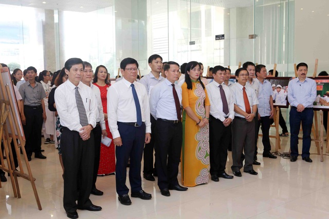 Khai mạc Triển lãm ảnh “Biển đảo Tổ quốc” - 2
Lễ Khai mạc Triển lãm ảnh “Biển đảo Tổ quốc” diễn ra ngày 15/11201 tại Cơ quan TTXVN khu vực miền Trung - Tây Nguyên (Đà Nẵng)