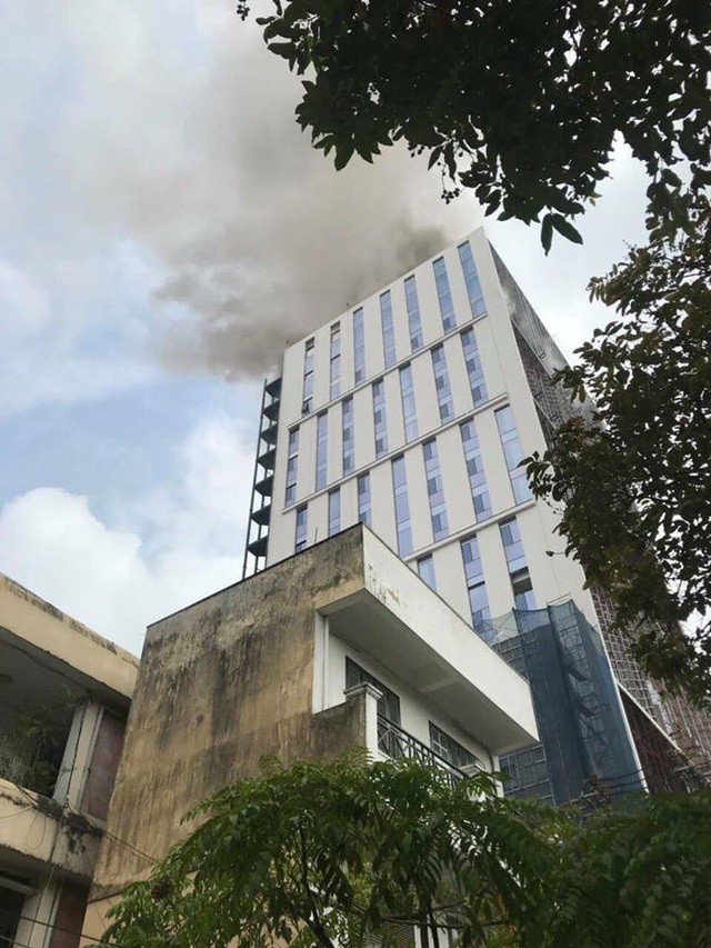 Hà Nội: Cháy công trình cao ốc đang xây, công nhân hoảng hốt bỏ chạy - 1 Khói phát ra từ tầng 18 tòa nhà đang xây dựng.