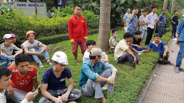 Hà Nội: Cháy công trình cao ốc đang xây, công nhân hoảng hốt bỏ chạy - 3 Công nhân hoảng hốt bỏ chạy xuống đường.