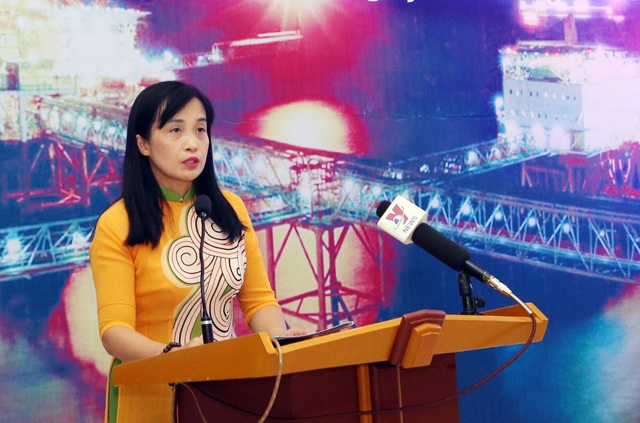 Khai mạc Triển lãm ảnh “Biển đảo Tổ quốc” - 5
Bà Nguyễn Việt Nga - Phó Trưởng Ban Truyền thông và Văn hóa doanh nghiệp, Tập đoàn Dầu khí Việt Nam phát biểu tại lễ khai mạc