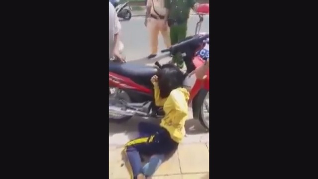Một phụ nữ trúng đạn cao su vì súng CSGT cướp cò? - 1
Đoạn video ghi lại việc chị Thoa trúng đạn (ảnh cắt từ clip)