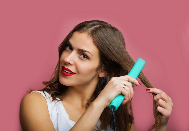 Bạn có đang hủy hoại mái tóc của mình? - 2 Bất cứ tác động vật lý nào lên mái tóc cũng gây hư tổn cho tóc.