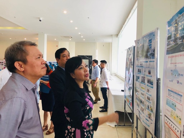 Mổ nội soi, thụ tinh ống nghiệm, ghép tạng... bệnh viện tỉnh đều thực hiện được - 1 Bộ trưởng Bộ Y tế Nguyễn Thị Kim Tiến xem báo cáo hiệu quả của đề án BV Vệ tinh.