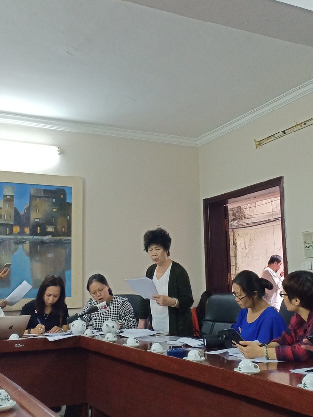 Bộ Văn hoá lên tiếng về việc vì sao Vivaso chưa thoái vốn ở Hãng Phim truyện? - 1 Nhà biên kịch Nguyễn Thị Hồng Ngát tại buổi gặp gỡ phóng viên sáng 14/11. Ảnh: Tùng Long.