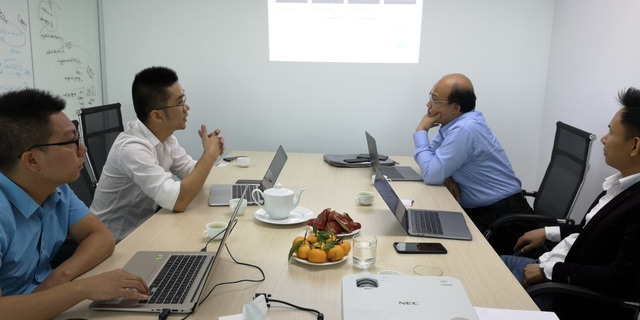 Nhân tài Đất Việt 2018: Đã có thí sinh tự tin giành giải Nhất - 1 Hội đồng chấm thi Nhân tài Đất Việt 2018 khảo sát các sản phẩm lọt vào Chung khảo thuộc lĩnh vực CNTT ngày 15/11.