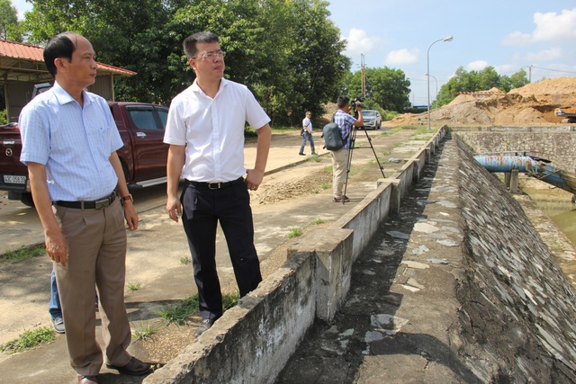 Vì sao Đà Nẵng lâm cảnh thiếu nước sinh hoạt trầm trọng? - 2 Phó Cục trưởng Cục Quản lý Tài nguyên nước Châu Trần Vĩnh (áo trắng) khảo sát thực tế hoạt động cấp nước tại Nhà máy nước Cầu Đỏ - Đà Nẵng