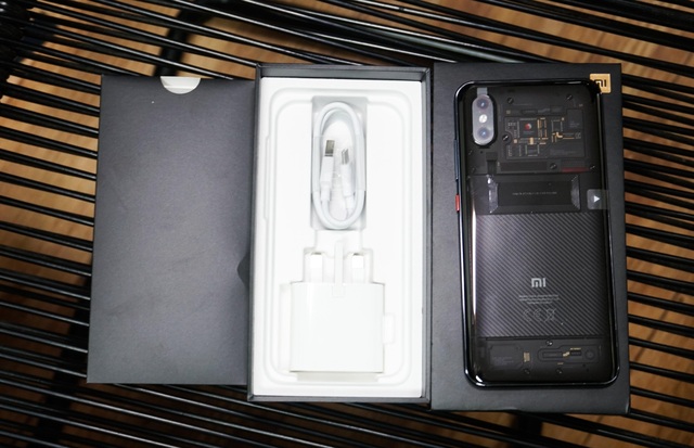 Xiaomi Mi 8 Pro với phiên bản chính thức sắp bán ra cũng đã có mặt tại Việt Nam. Hộp máy có tông màu đen và các phụ kiện đi kèm gồm sạc, cáp sạc, ốp lưng, sách hướng dẫn, cây chọt SIM...