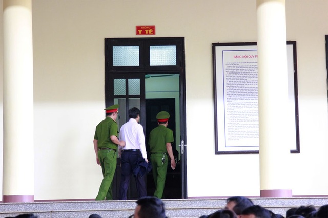 Vì sao cựu Trung tướng Phan Văn Vĩnh liên tục rời phòng xử án? - 5 Sau ít phút, bị cáo Nguyễn Thanh Hóa cũng vào phòng y tế.