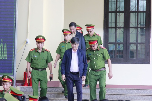 Vì sao cựu Trung tướng Phan Văn Vĩnh liên tục rời phòng xử án? - 2 Bị cáo Nguyễn Thanh Hóa đến tòa chiều 15/11.