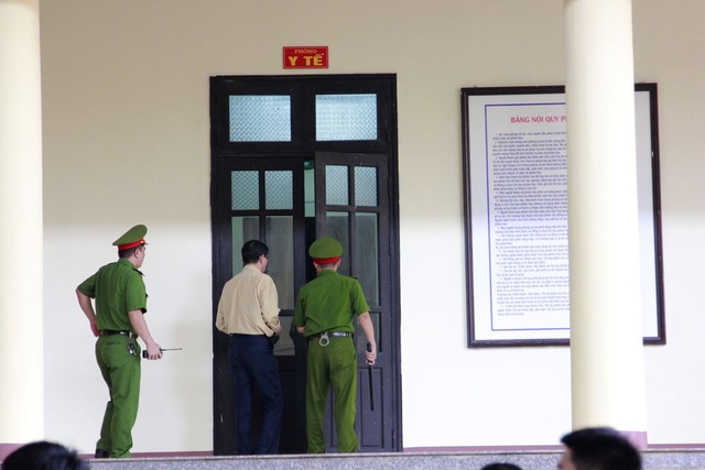 Vì sao cựu Trung tướng Phan Văn Vĩnh liên tục rời phòng xử án? - 4 Khoảng 14h35 chiều 15/11, bị cáo Vĩnh đã phải rời ghế vị trí bị cáo vào phòng y tế.