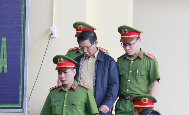 Vì sao cựu Trung tướng Phan Văn Vĩnh liên tục rời phòng xử án? - 1 Bị cáo Phan Văn Vĩnh đến tòa chiều 15/11.