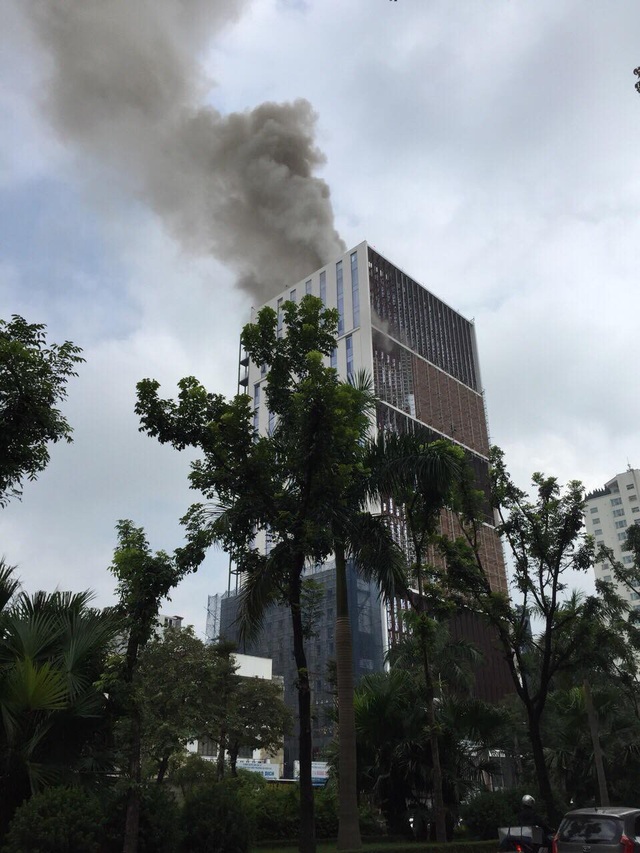 Hà Nội: Cháy công trình cao ốc đang xây, công nhân hoảng hốt bỏ chạy - 2
Đám cháy bùng phát tại tầng cao của công trình Trung tâm Lưu Ký chứng khoán Việt Nam (Ảnh: Văn Tuấn).