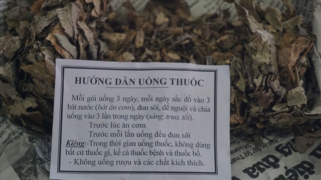 Diện kiến “thần y” dùng tay thu năng lượng vũ trụ để chữa bệnh trên đỉnh núi Hồng ở Hà Tĩnh - 2 Hướng dẫn kèm theo các gói thuốc. Ảnh: PV