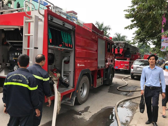 Hà Nội: Cháy công trình cao ốc đang xây, công nhân hoảng hốt bỏ chạy - 5 Lực lượng PCCC điều khoảng 4 xe chữa cháy đến hiện trường.