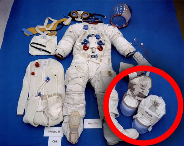 NASA có giả mạo dấu giày của Neil Armstrong trên Mặt Trăng? - 2 Tuy nhiên, những bằng chứng đã được đưa ra để chứng minh vì sao dấu chân trên Mặt Trăng lại có rãnh vì xuất hiện thêm đôi giày bảo vệ.