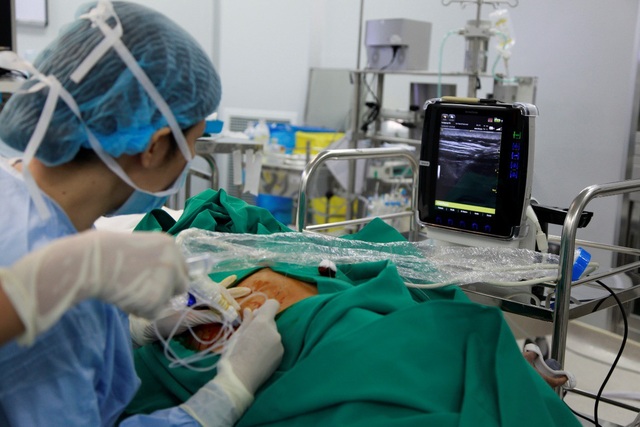 Tạm biệt cơn đau “lịm người” sau sinh mổ nhờ kỹ thuật gây tê đặc biệt - 2 Vinmec đã nâng tầm kỹ thuật ESP với việc tìm ra cơ chế tác dụng, hoàn chỉnh liều tiêm, kỹ thuật tiêm truyền ở mức an toàn nhất, áp dụng điều trị thực tế và đem lại hiệu quả cao.