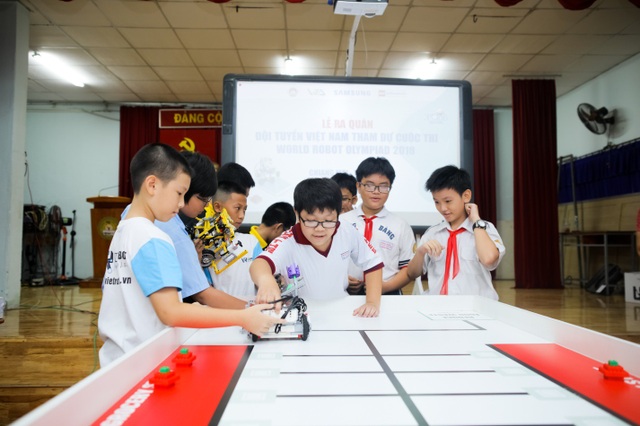 Sôi động trước thềm cuộc thi Robotics Quốc tế WRO 2018 - 3 Các bạn học sinh đang thuyết trình và biểu diễn Robot trên sa bàn